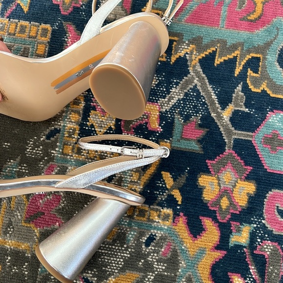 LIKE NEW Sam Edelman Kia Block Heel Strappy Sandal Silver size 10 - Picture 6 of 9